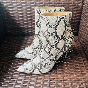 Thalia Sodi 10 natural white snake print stiletto heels Booties mob wife western